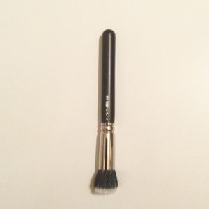 MAC Cosmetics Brush 130
